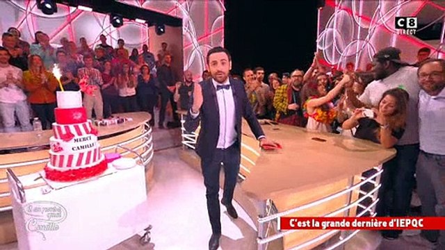Camille Combal, très ému, présentait hier soir la dernière de son émission quotidienne Il en pense quoi Camille ? - Re