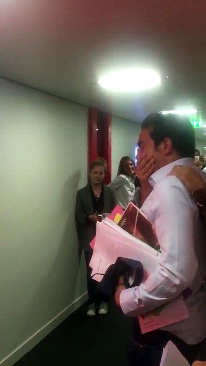 Patrick Cohen craque dans les couloirs de France Inter après avoir fait ses adieux à l'antenne  (Vidéo de Julie Guesdon)