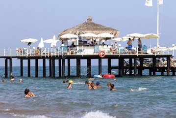 Antalya'da Caretta Caretta'lar, Denizanası Sandığı Tatilcileri Isırdı