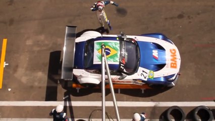 Un pilote montre comment fermer une portière bloquée