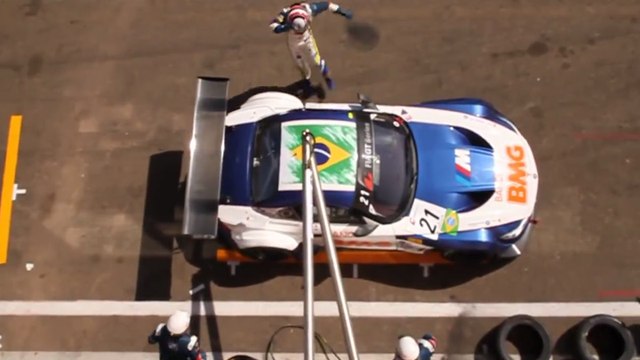 Un pilote montre comment fermer une portière bloquée