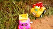 Enfants pour machines pro tracteur efface les rues de la ville de lénorme surprise Kinder