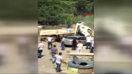 Beykoz'da Moloz Yüklü Kamyon Kaza Yaptı 1 Yaralı