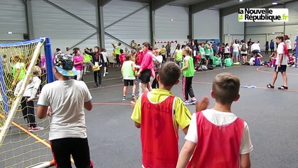 VIDEO (79). 1.200 élèves au mini-mondial de handball à Bressuire