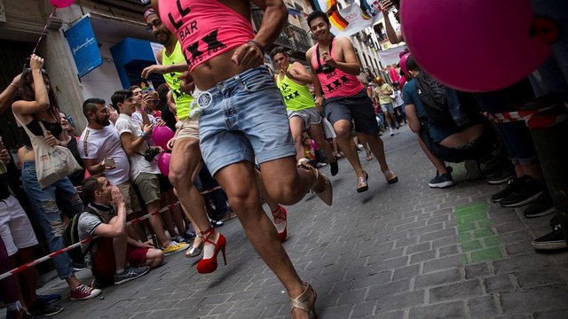 Loca carrera de tacones en Madrid