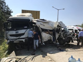 Servis Minibüsü Iki Tırın Arasında Kaldı: O Anlar Kamerada