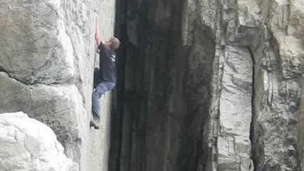 Un grimpeur lâche prise en escalade libre