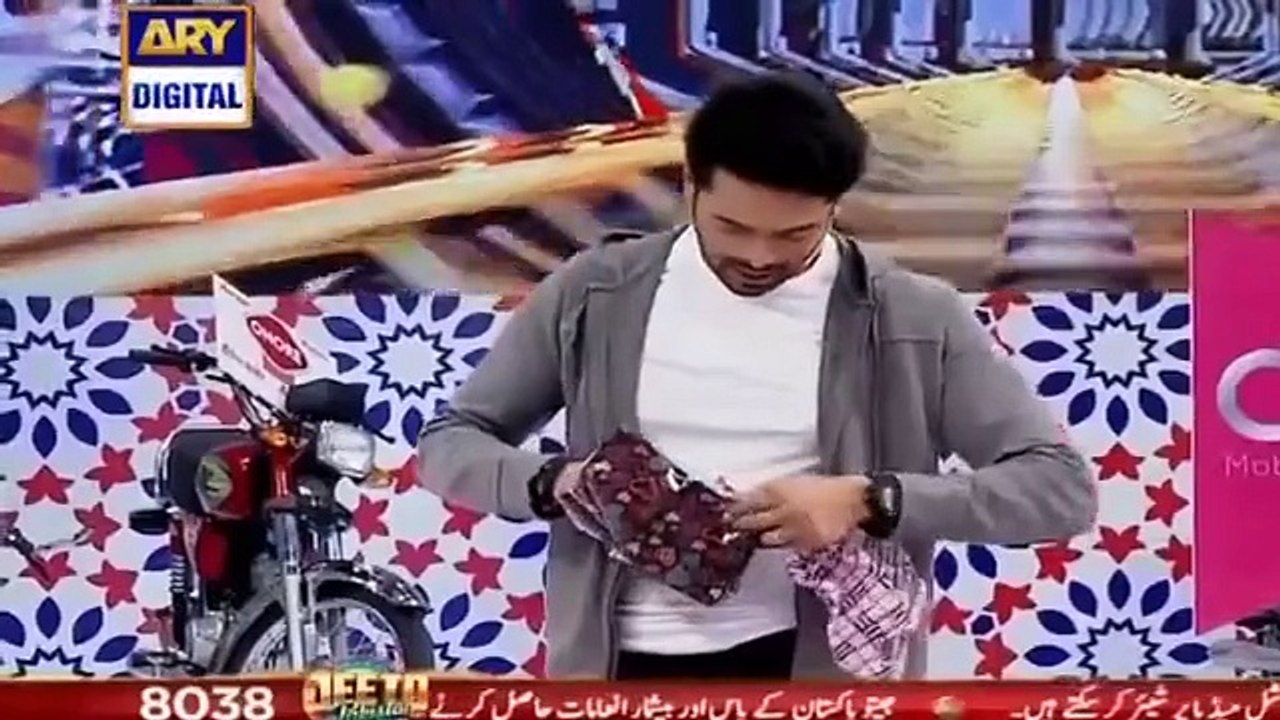 What Girl Give Prize To Fahad Mustafa In Live Show