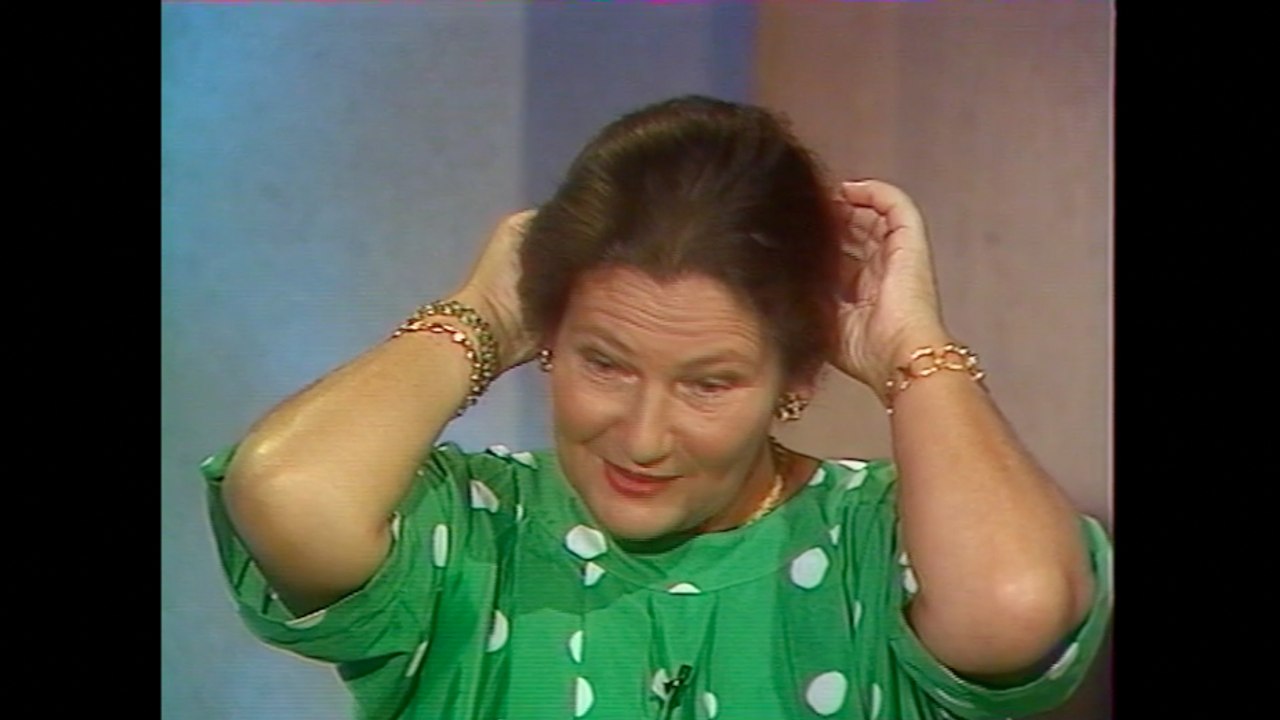 Simone Veil défait son chignon à la télévision