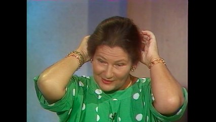 Simone Veil défait son chignon à la télévision