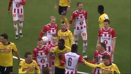 Un enorme tirage de maillot pendant un match de foot !