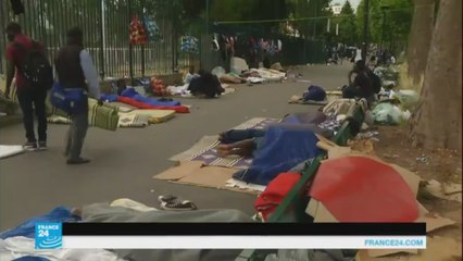 لاجئون يفترشون الأرض في شمال باريس