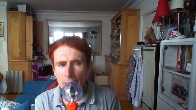 Wiwi égratigne sois heureux de Charles Baptiste