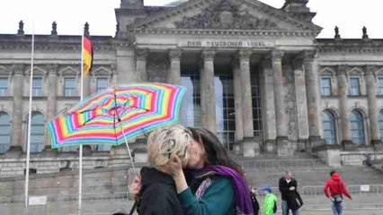 Celebran la aprobación del matrimonio homosexual en Alemania frente al Bundestag