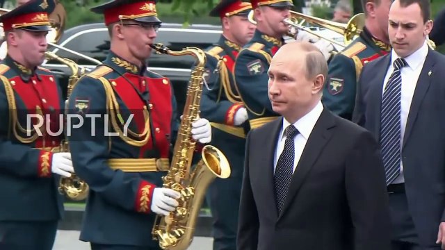 Путин и Медведев насквозь промокли под ливнем на церемонии в День памяти и скорби