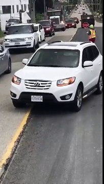 Une pilote folle qui n'attend pas son tour ,roule au dessus d'une signaleuse à Vancouver