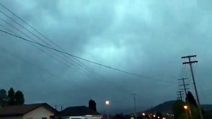 Enorme éclair dans le ciel vu au ralenti lors d'un orage !