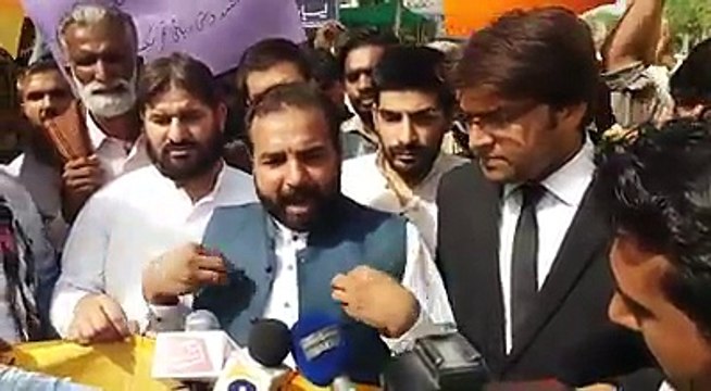 72 گھنٹے کا الٹیمیٹم لاہور جمشید دستی کی ظالمانہ گرفتاری کے خلاف احتجاجی مظاہرے میں چئیر مین عوامی رکشہ یونین مجید غوری میڈیا سے گفتگو کرتے ہوئے