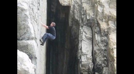 En pleine escalade un grimpeur lâche prise.