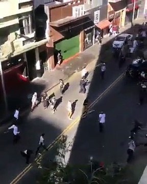 Une voiture fonce dans une foule de skaters au Brésil