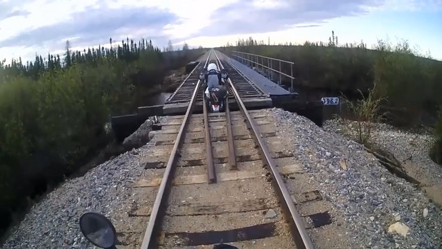 Un motard fait une grosse erreur en voulant traverser un vieux pont.