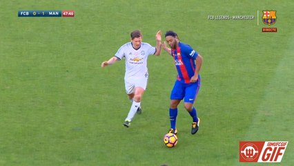Ronaldinho Outrageous Nutmeg vs Manchester United legends!