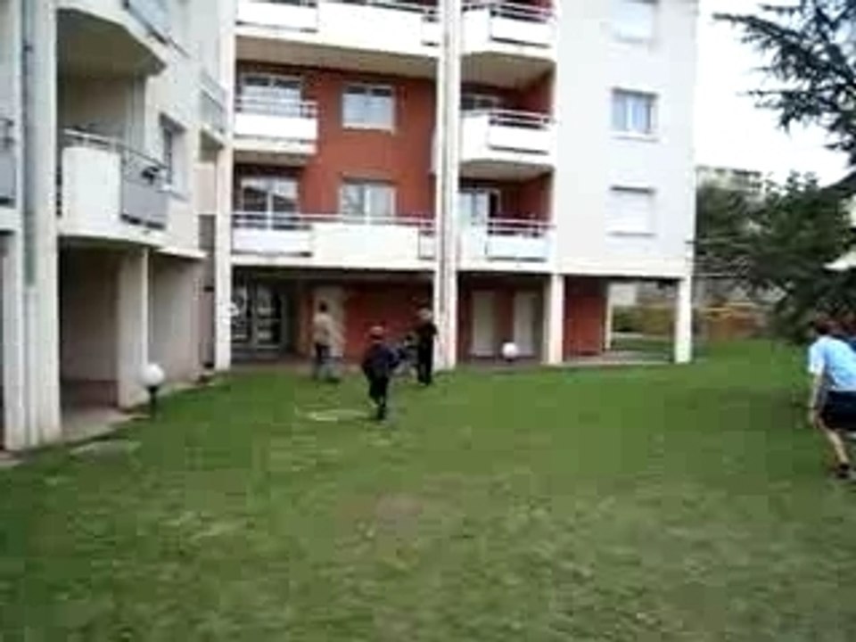 Benji renvoi au 22 du gauche