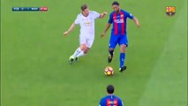 Ronaldinho Gaúcho humilha adversário com caneta em amistoso do Barcelona