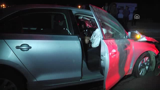 Muş'ta Otomobil Aydınlatma Direğine Çarptı: 4 Yaralı