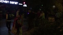 Kadıköy'de Devrilen Ağacın Altında Kalan 3 Kişi Yaralandı