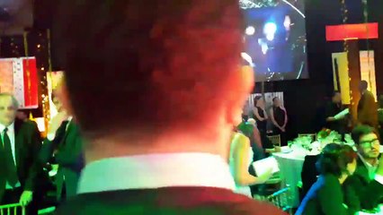 Diego Brancatelli Le Lleva El Regalo A Jorge Lanata En Los Martin Fierro