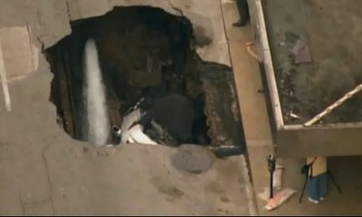 Mobil Terperosok ke Jalanan yang ‘Ambles’ di Amerika Serikat