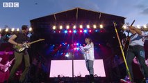 Chris Martin and Ariana Grande Dont Look Back In Anger (One Love Manchester)