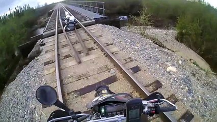 Ce motard a eu très chaud en traversant un pont...