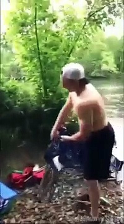 Un ours se pointe en plein camping.... Chaud