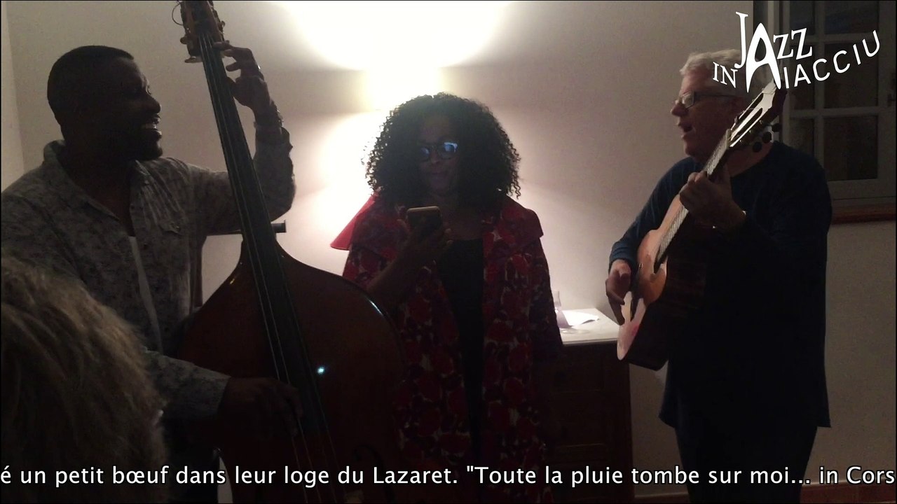 "La pluie tombe sur moi... in Corsica" entonne Dianne Reeves à Ajaccio