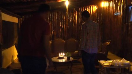 Genç Aşık Sevdiği Kıza Kahve Fincanına Koyduğu Yüzükle Evlenme Teklifi Etti