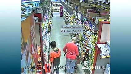 طفل صغيرة يسرق سيدة في المانيا في سوبر ماركت