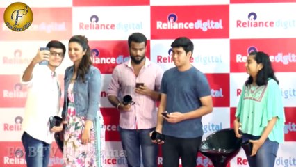 Meet & Greet With Parineeti Chopra While She Shop's For Latest Technology