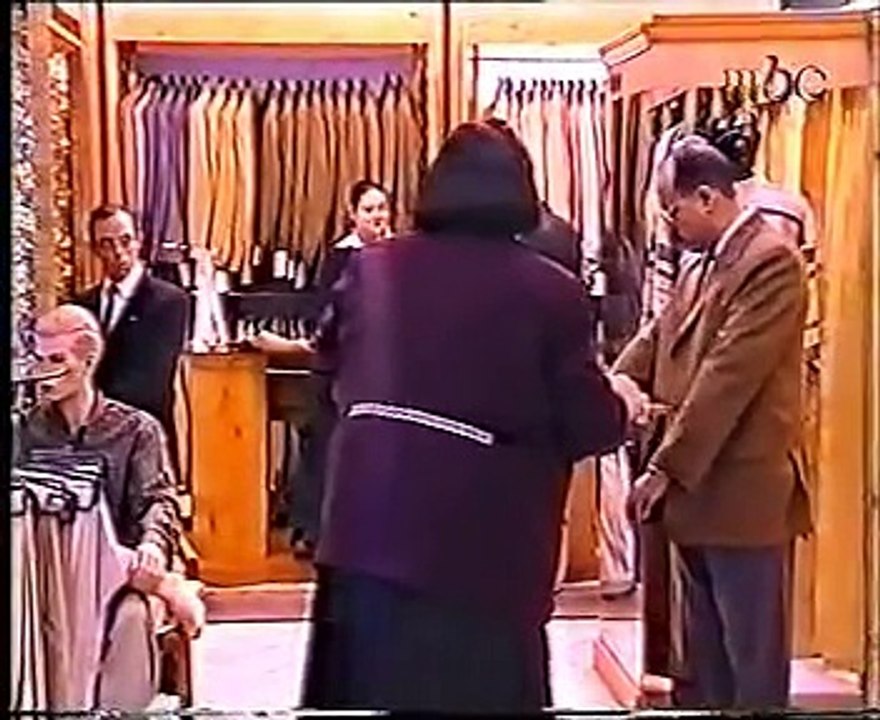 زكية زكريا تبوس الزبائن بوسة على الخد