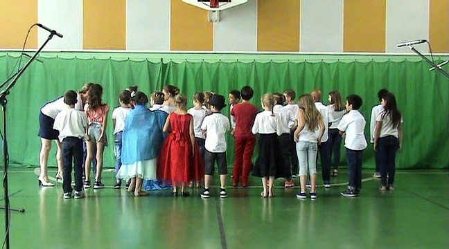 Comédie musicale des élèves de Mme Saunier La Princesse à la gomme Vidéo 1