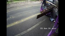 Les images effrayantes d homme percuté très violemment par un bus en Angleterre mais qui sen sort par miracle