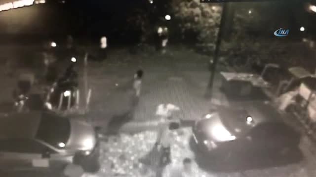 Ağacın Vatandaşların Üzerine Devrilme Anı Kamerada