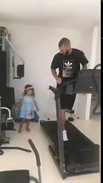 Karim Benzema en pleine séance d'entrainement avec sa fille !