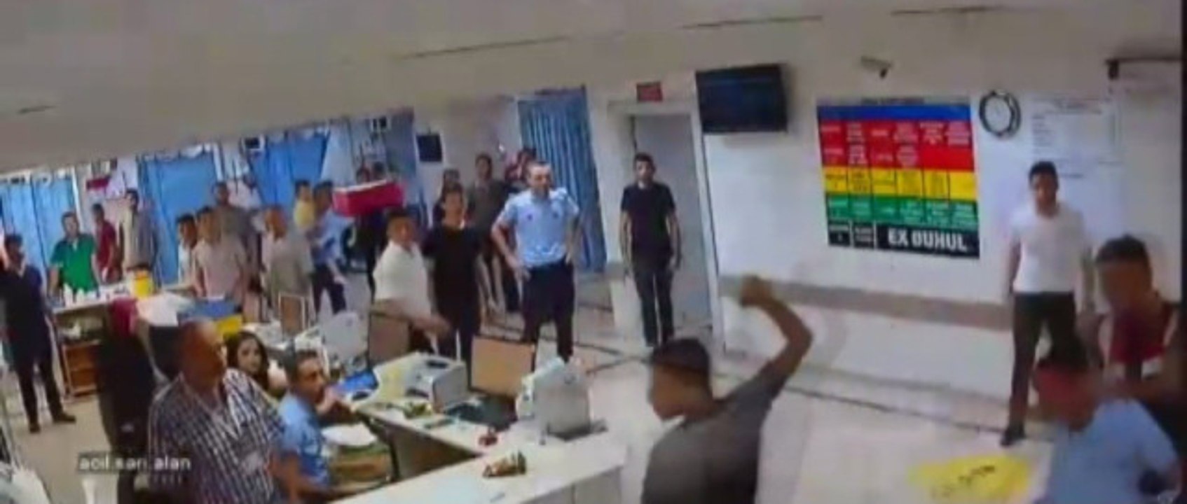 Hastaneyi Bıçaklarla Basıp Terör Estiren Grubu Jandarma Biber Gazıyla Dağıttı