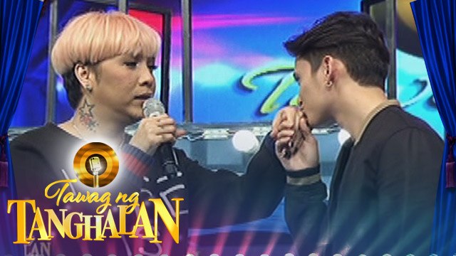 Tawag ng Tanghalan: James kisses Vice Ganda's hand