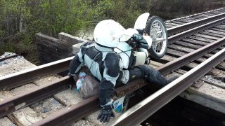 Il manque de tomber d'un pont à l’abandon avec sa moto