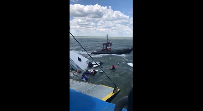 Un bateau coule en mer avec ses passagers.