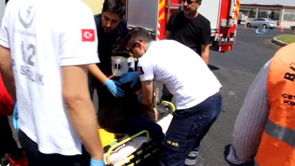 Tur Minibüsü Kamyonla Çarpıştı: 15 Yaralı