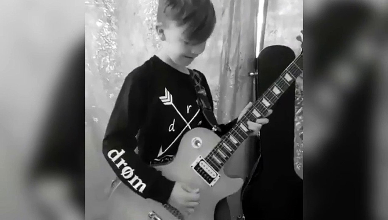 Ce gamin déchire tout à la guitare... Génie!